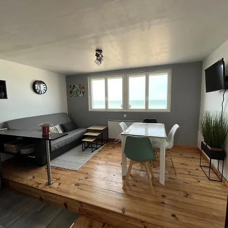 Appartamento Sea Front Newly Designed Apartment,