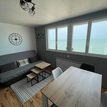 Appartamento Sea Front Newly Designed Apartment,